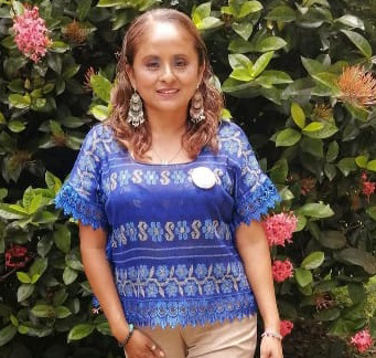 Escándalo Educativo en Xochistlahuaca: La Maestra Radegundis Reyna y su Controversial Licencia