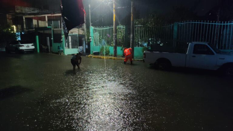Durante la madrugada elementos de la SGIRPCGRO realizaron recorridos para realizar labores de limpieza