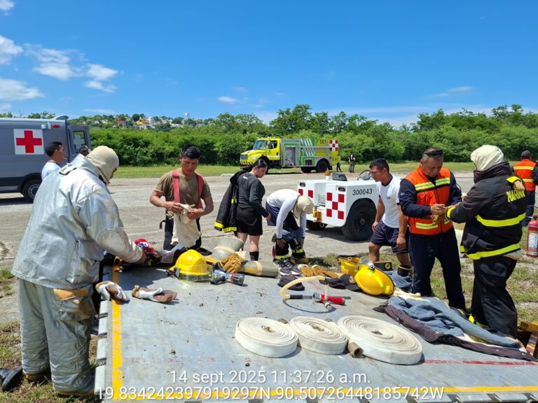 Personal de Marina realiza prácticas en simulacro de incendio de aeronave, como bomberos aeroportuarios, en Campeche