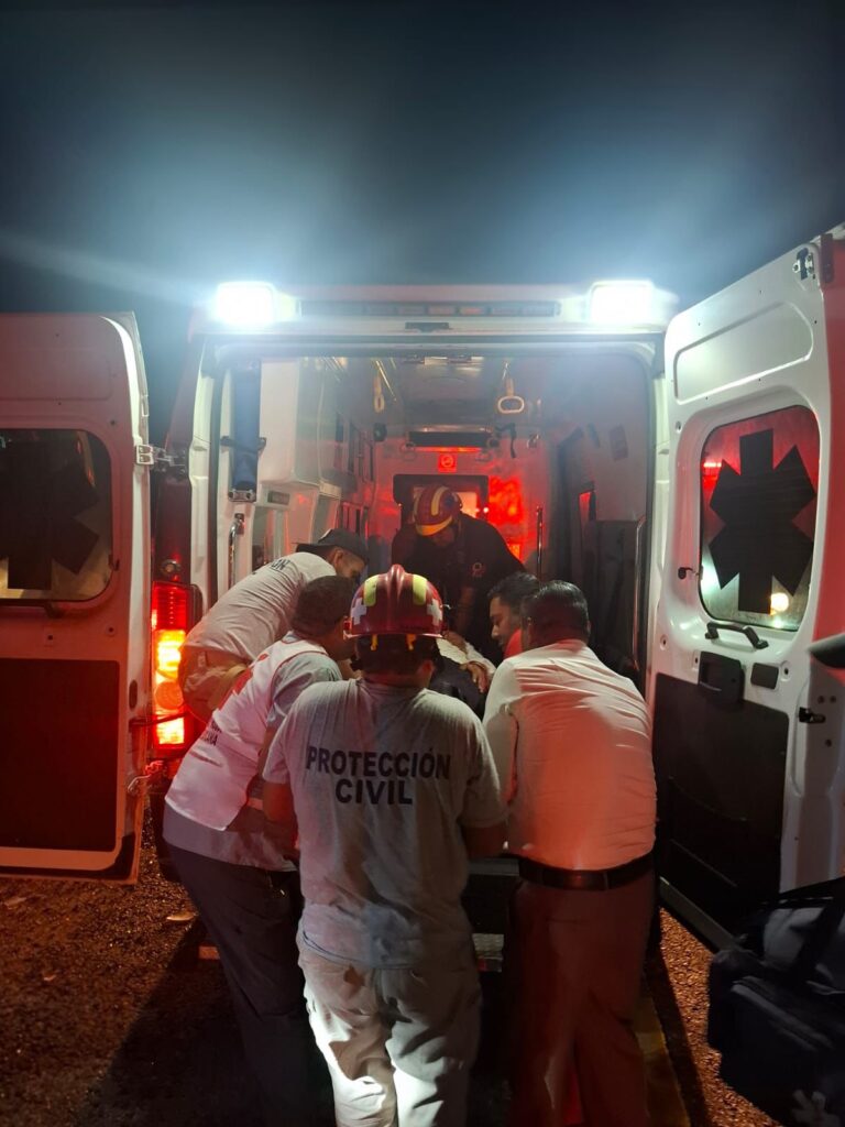 Atiende la SGIRPCGRO y protección Civil municipal accidente carretero en Coyuca de Benítez