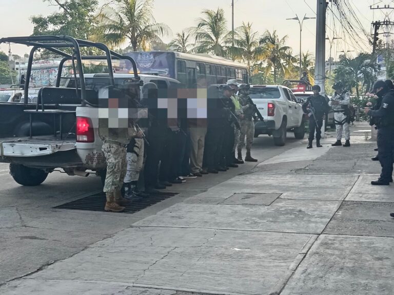 Detienen a tres hombres armados en la Costera Miguel Alemán