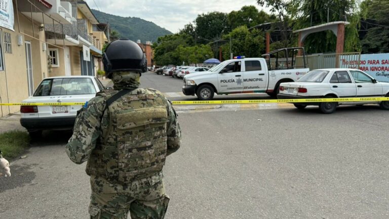 Asesinan a balazos a un joven afuera de una primaria en Zihuatanejo