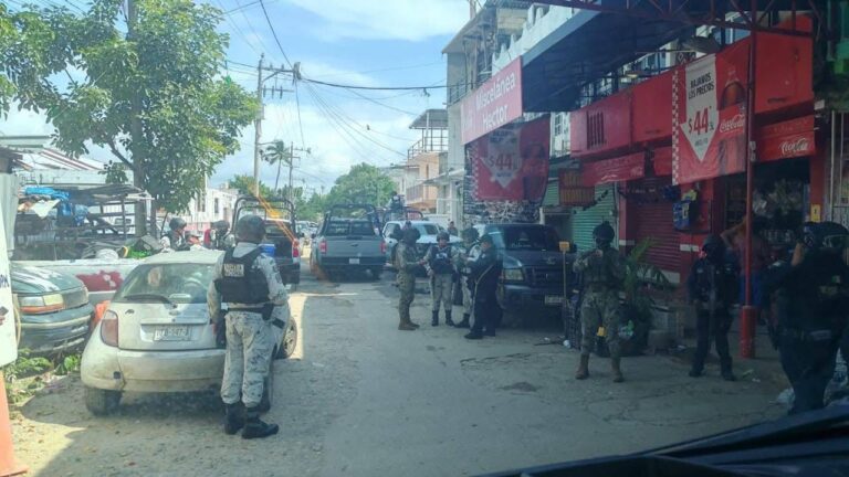 Ejecutan a balazos a dos hombres cerca del mercado de la Emiliano Zapata