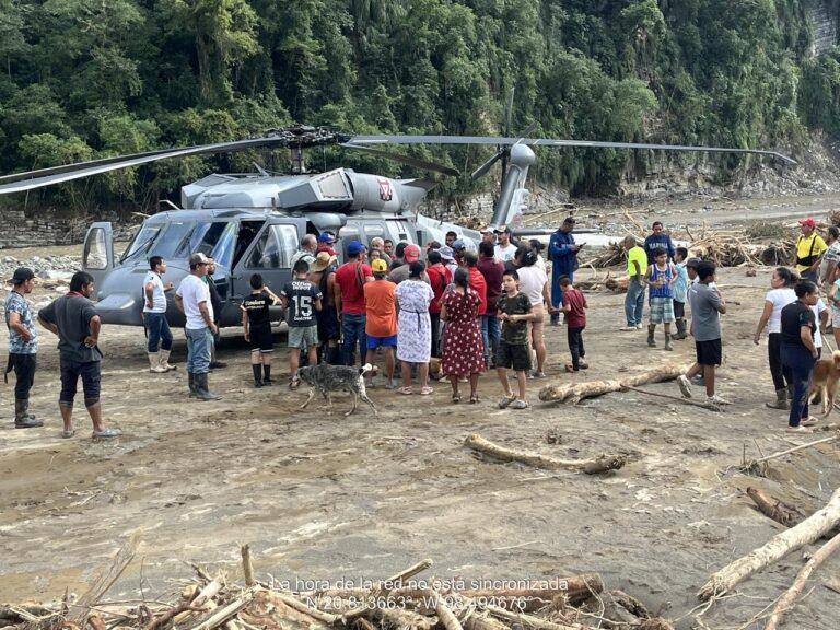 Personal de la Armada de México suma esfuerzos al establecer puentes aéreos y marítimos  para la entrega de medicamentos y víveres a la población afectada