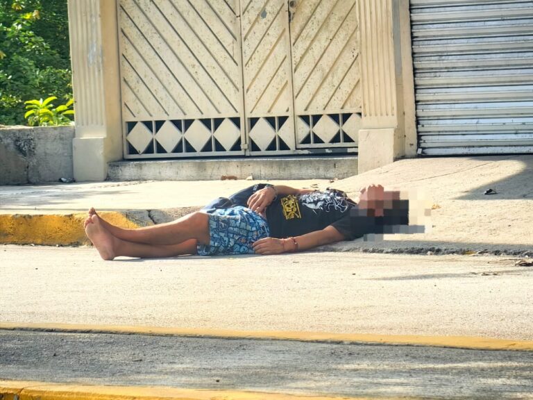 Un hombre sufre convulsiones frente al Colegio de Bachilleres 32 en Acapulco
