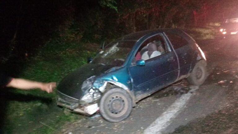 Pareja lesionada tras choque entre coche y motocicleta en Tecpan de Galeana
