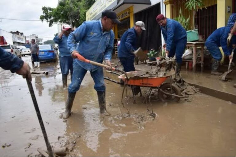 Los tres niveles de gobierno realizan acciones de emergencia de manera simultánea para atender a los damnificados, informó Sheinbaum