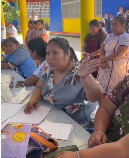 Padres de familia de la primaria Francisco Sarabia en Cozoyoapan denuncian desvío de recursos por parte de la supervisora educativa