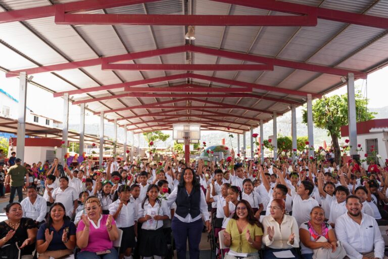 Conmemora Abelina López el Día de la Pluriculturalidad con lectura en la colonia Zapata