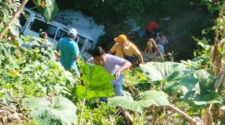 Accidente en la ruta Ometepec-Xochistlahuaca: Urge rescate de pasajeros tras caída de una Urban en barranca