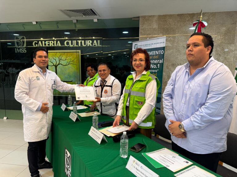 IMSS Guerrero reconoce al personal que laboraba en HGR durante el impacto del huracán Otis en Acapulco