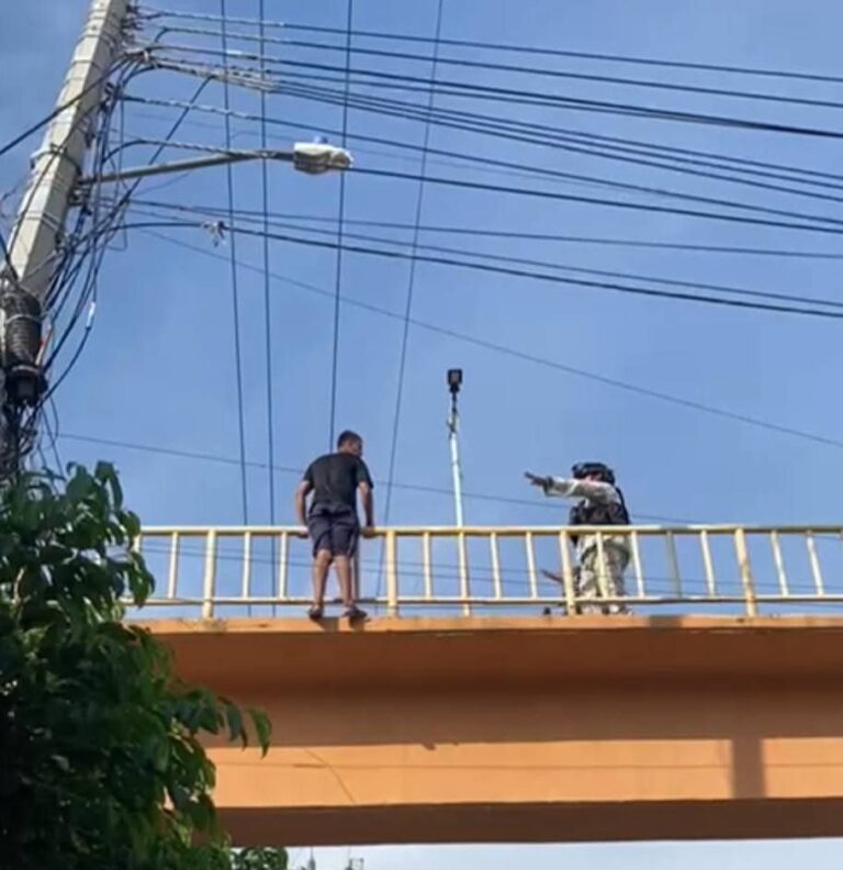 Joven pierde la vida al lanzarse del puente de las cruces en Acapulco