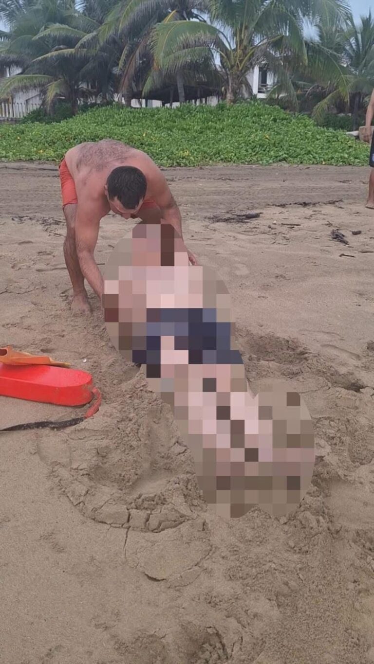 Rescata a turista estadounidense a punto de ahogarse en Playa Blanca, en Zihuatanejo