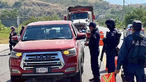 Piden mejores sueldos y seguro médico, policías del municipio de Coyuca de Benítez