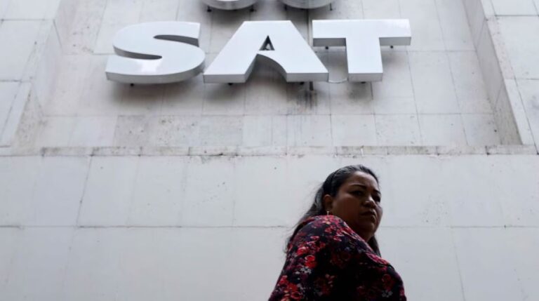 Los trabajadores del SAT se manifiestan en distintos puntos de la CDMX para exigir mejores condiciones laborales