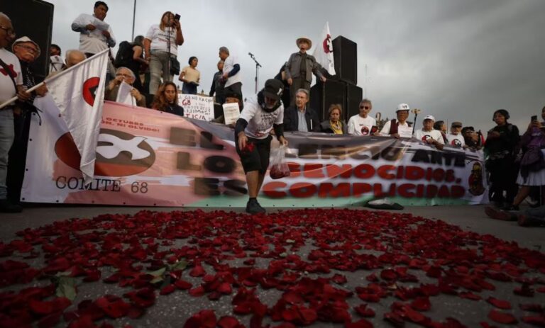 Agreden encapuchados a policías, vandalizan y saquean