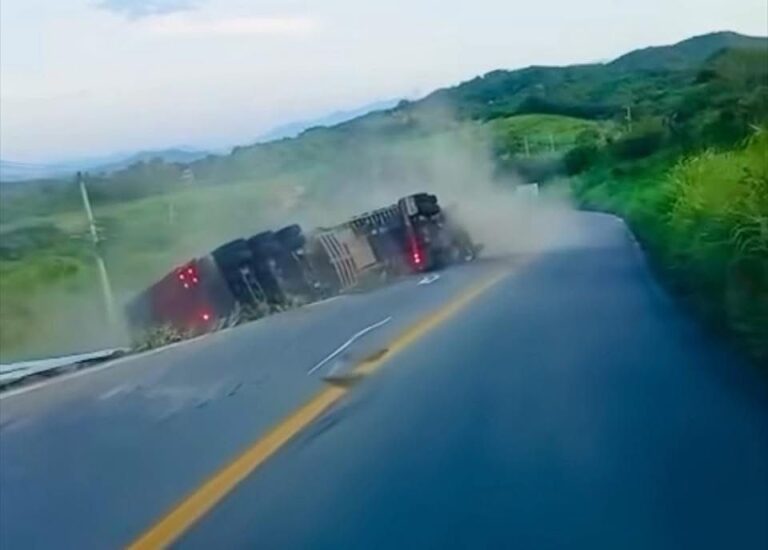 Vuelca tráiler en carretera federal Acapulco-Zihuatanejo