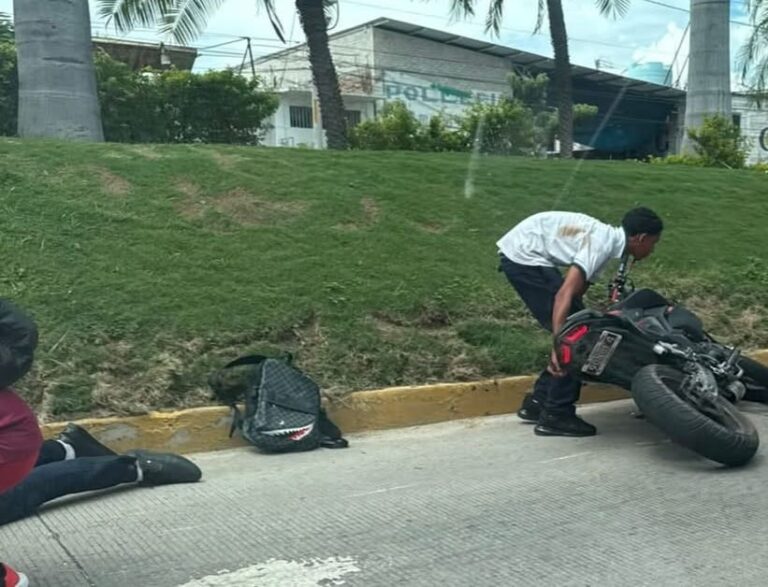 Dos estudiantes de bachilleres resultaron lesionados tras caer de una motocicleta en el bulevar Vicente Guerrero