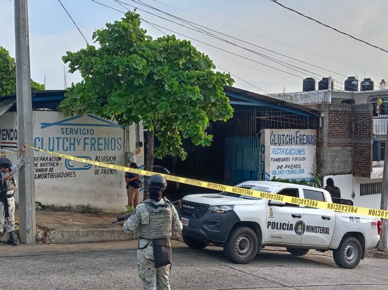 Un hombre fue herido a balazos adentro de un taller mecánico en la colonia Bellavista