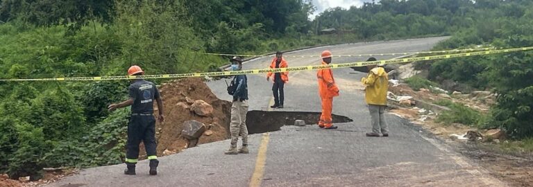 Intensa lluvia rompe carretera Coyuca de Benítez-Yervasantita