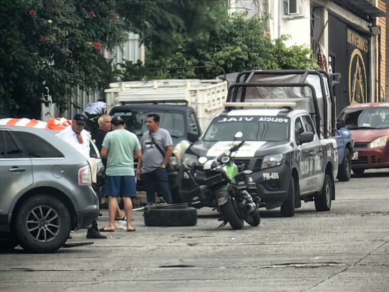 Conductor ebrio choca contra tres autos estacionados en la avenida Solidaridad de Acapulco