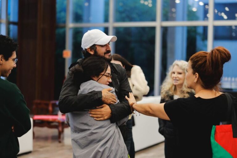 Llegan mexicanos tripulantes de la Flotilla Sumund Global a CDMX