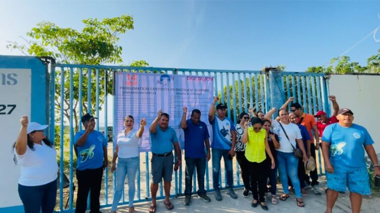 Protestan trabajadores del Cet del Mar en el municipio de Tecpan de Galeana