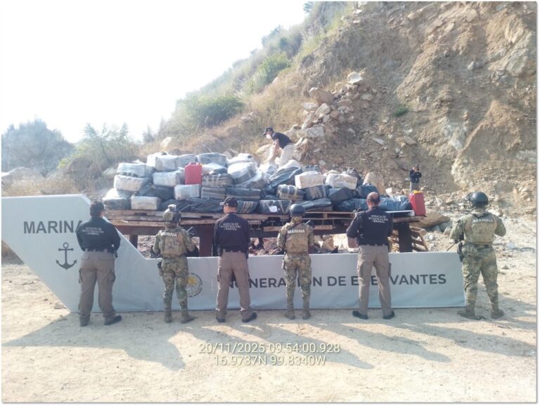 Marina incinera casi cinco toneladas de clorhidrato de cocaína asegurado en la mar