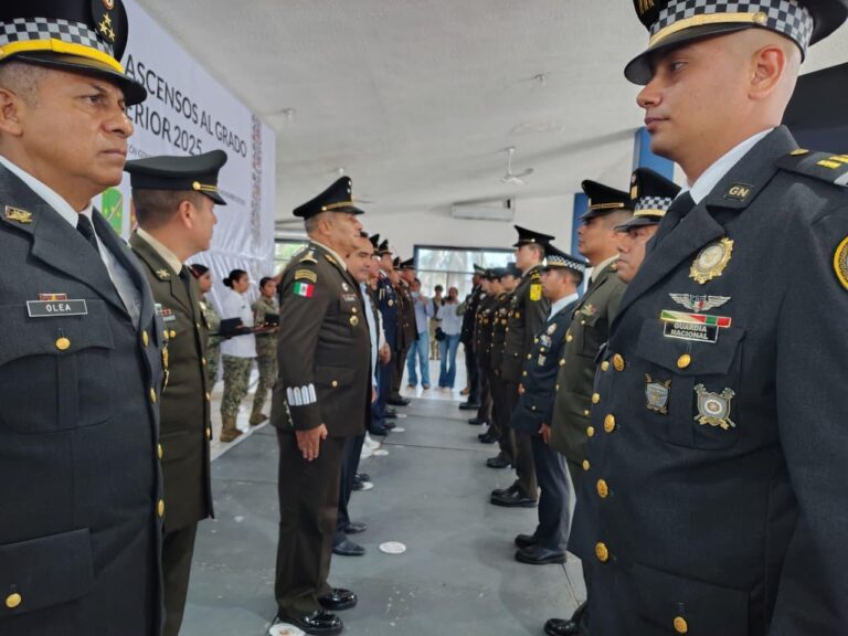 Presiden en Pie de la Cuesta ceremonia de ascensos y condecoraciones militares