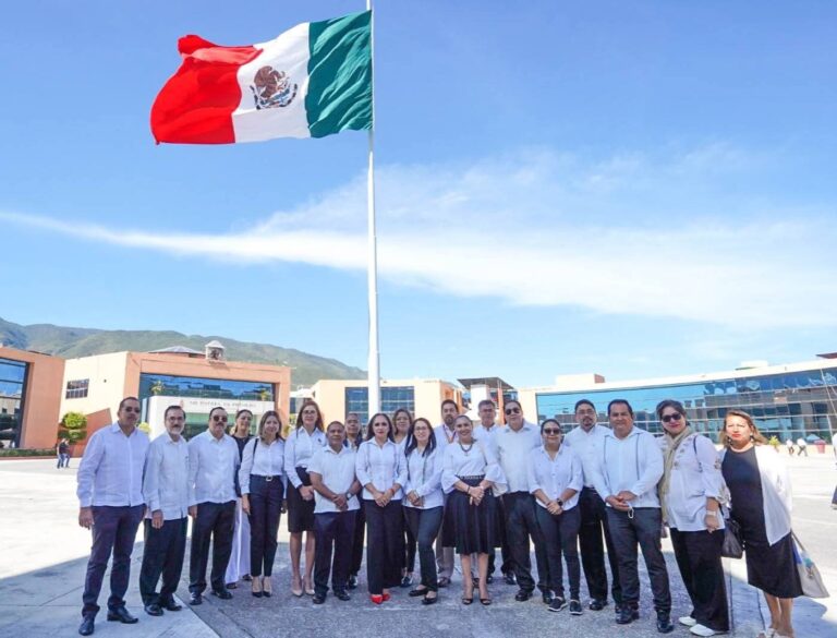 La Presidenta de la CDHEG reafirma su compromiso cívico durante los honores a la Bandera Nacional