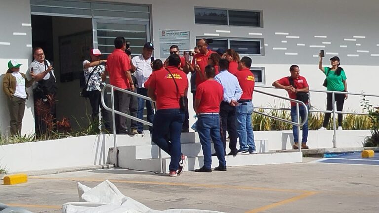 El candidato de la planilla roja se retira de la reunión previa convocada por la Comisión Electoral del SUSPEG