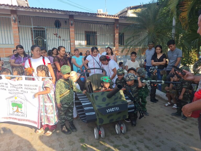 Alumnos y educadoras del jardín de niños Redención, participan en el desfile de la revolución mexicana en Xochistlahuaca