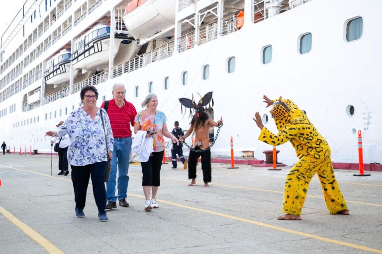 Acapulco fortalece su temporada turística con la llegada del crucero MS Regatta