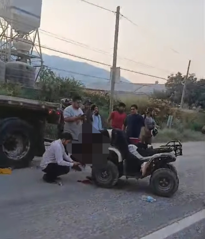 Resulta lesionada una Mujer tras chocar su cuatrimoto contra un tráiler en la Chilpancingo–Petaquillas