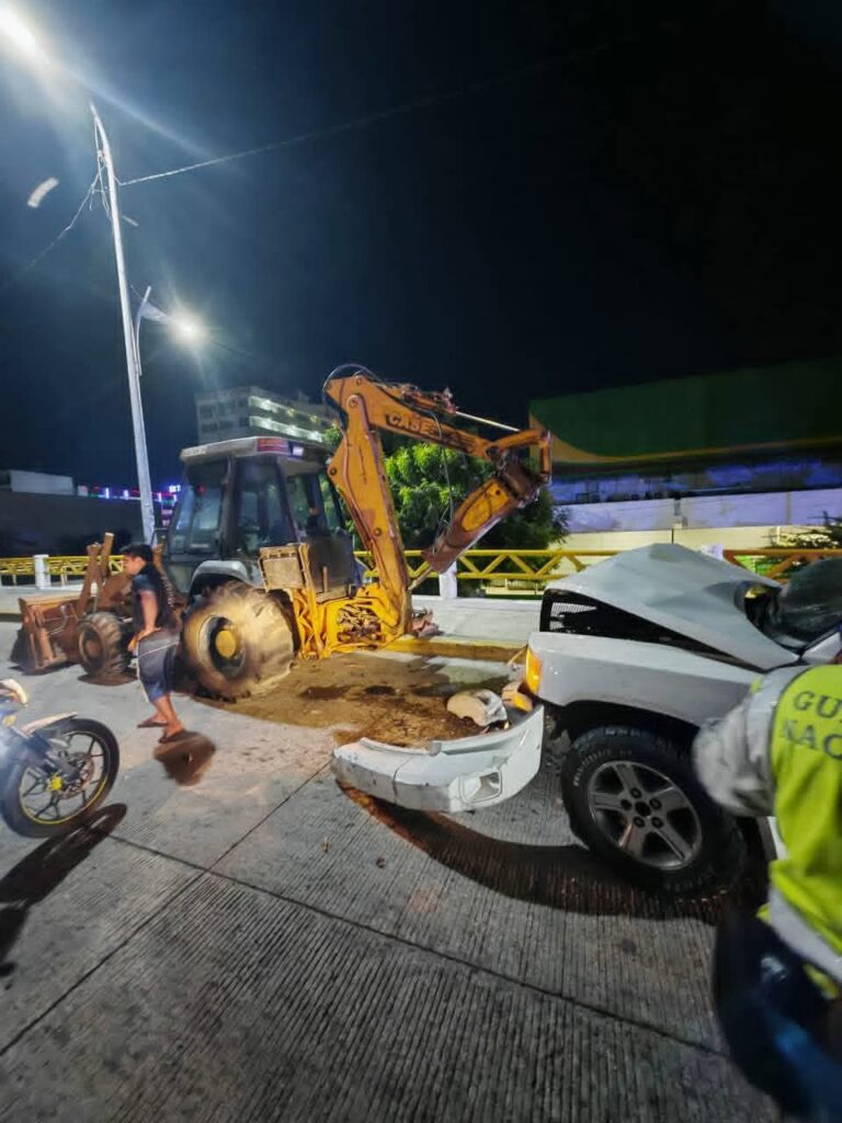 Choque de auto contra retroexcavadora en la Costera deja dos lesionados