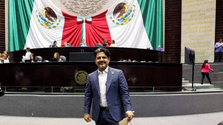 Diputado Marco de la Mora presenta iniciativa para regular uso de celulares en escuelas de nivel básico