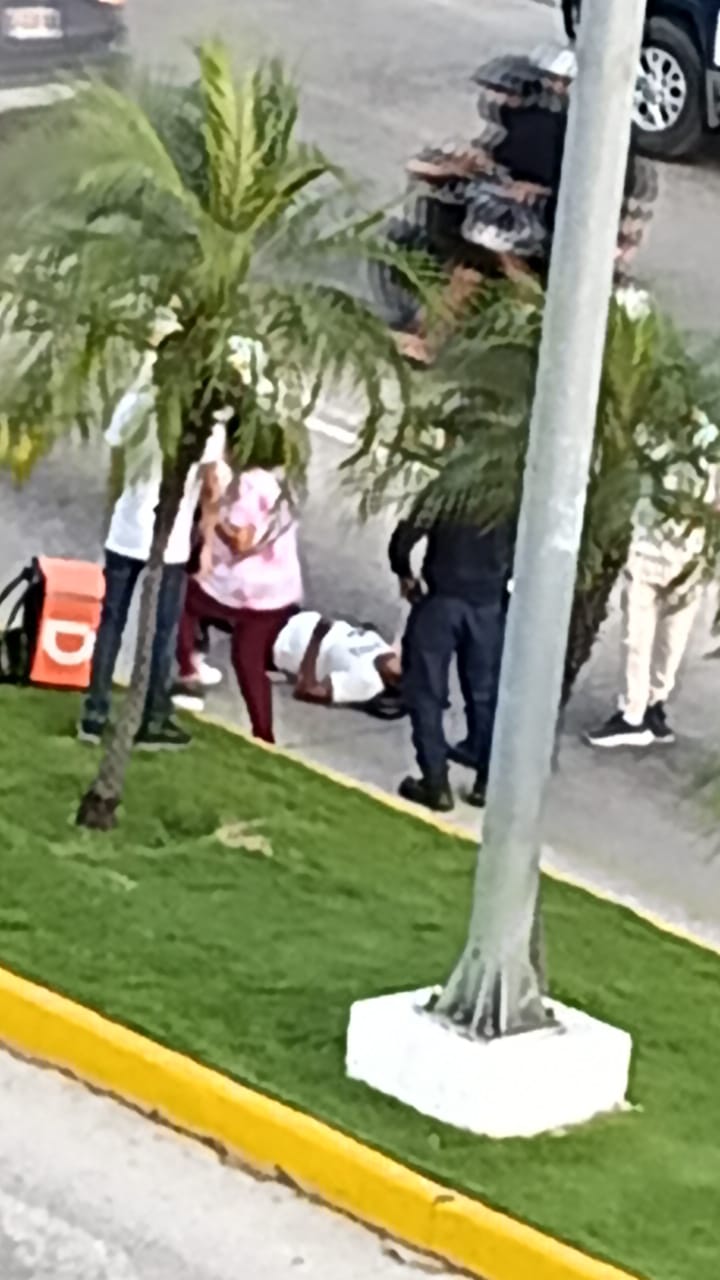 Derrapa motociclista repartidor en la Cuauhtémoc