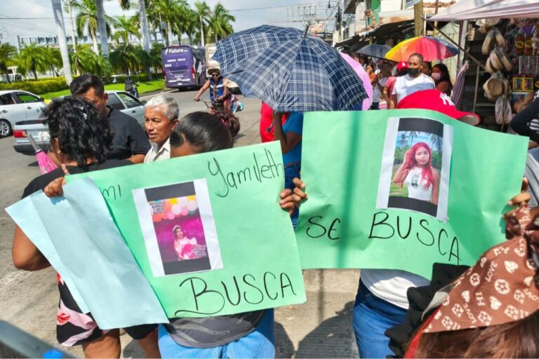 Familiares bloquean el bulevar Vicente Guerrero para exigir la búsqueda de dos jóvenes desaparecidas