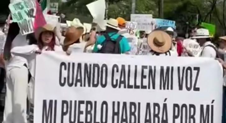 Con sombrero y de blanco, marchan en Guadalajara a la memoria de Carlos Manzo