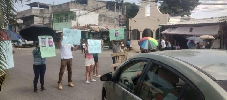 Bloquearon el bulevar Vicente Guerrero para exigir su aparición con vida de dos estudiantes