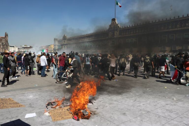 Grupo violento intentó ‘reventar’ marcha Gen Z en el Zócalo CDMX