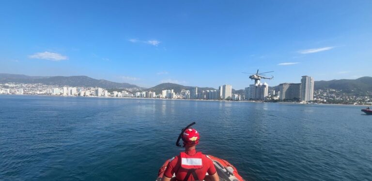 Personal naval realiza ejercicios de adiestramiento de Búsqueda, Rescate y Vigilancia Marítima en la Bahía de Acapulco