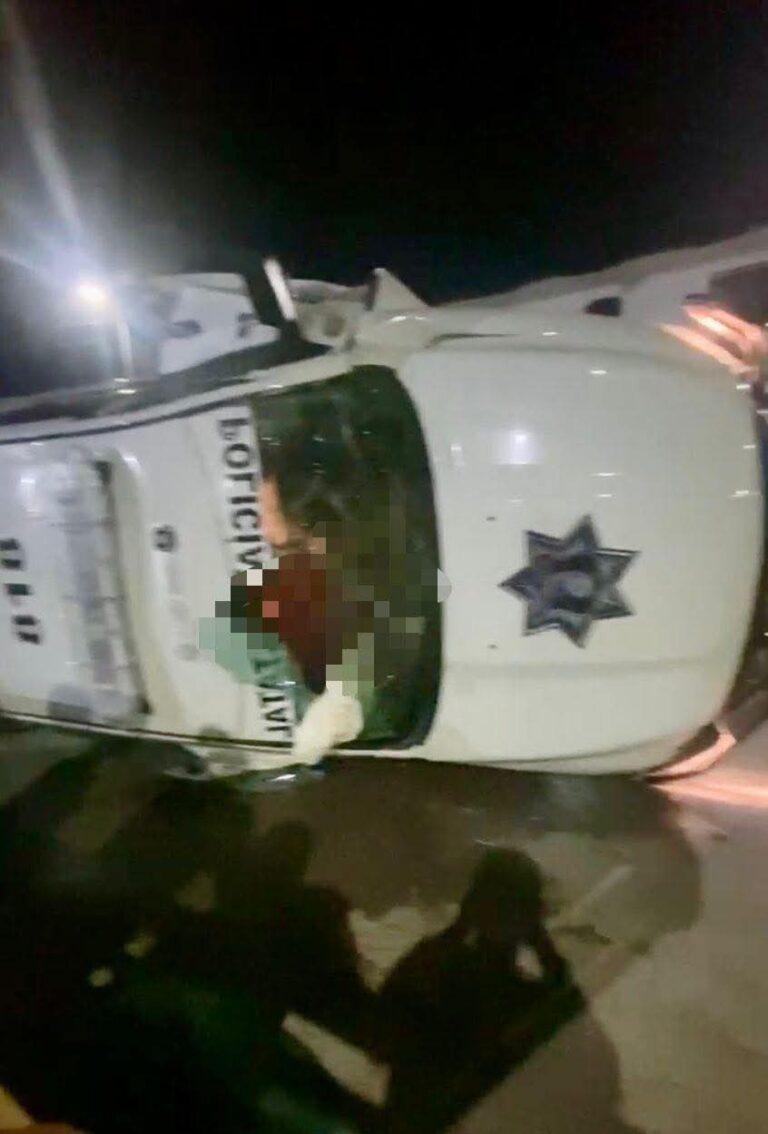 Vuelca patrulla de la Policía Estatal en el crucero de Puerto Márquez; agentes resultaron lesionados