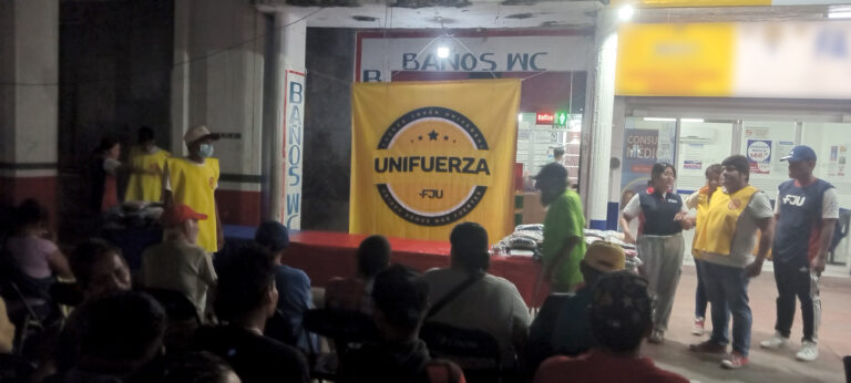 Jóvenes unen esfuerzos para abrigar a personas en situación de calle en el Zócalo de Acapulco