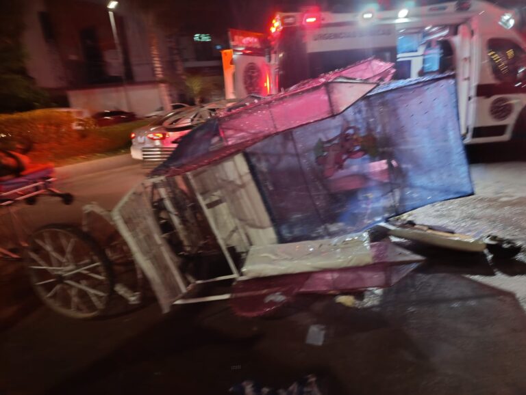 Embiste auto a una Calandria, resultan 4 turistas heridos