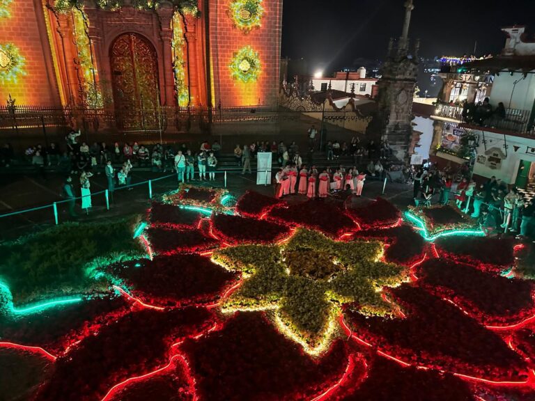 Taxco florece en Navidad con la Flor Monumental de Cuetlaxóchitl y un espectáculo de videomapping