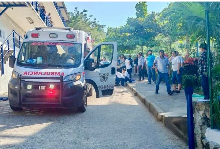 Camioneta pierde el control y atropella a vigilante en la Universidad Loyola de Acapulco