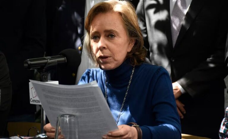 FGR acusa a María Amparo Casar de uso ilícito de atribuciones por pensión vitalicia