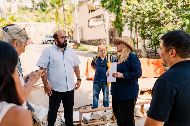 El Oficial Mayor, Ricardo Salinas supervisa los trabajos de rehabilitación para mejorar la imagen urbana de Costa Azul