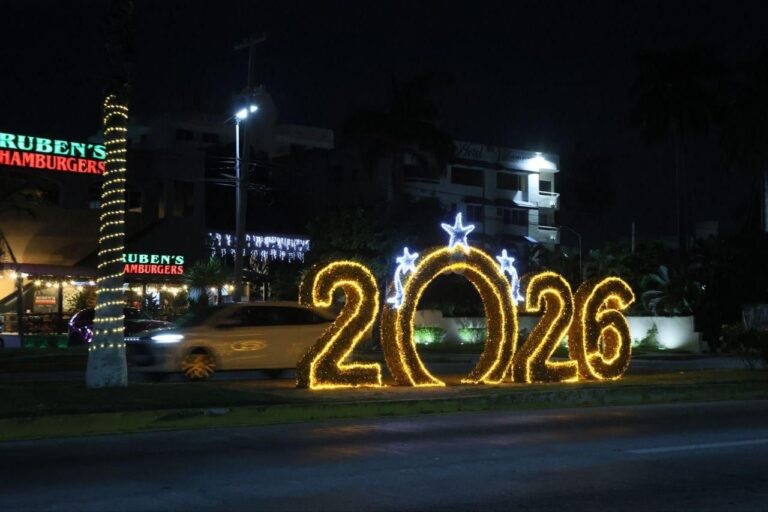 Gobierno del estado ilumina y decora con motivos navideños zonas de Acapulco